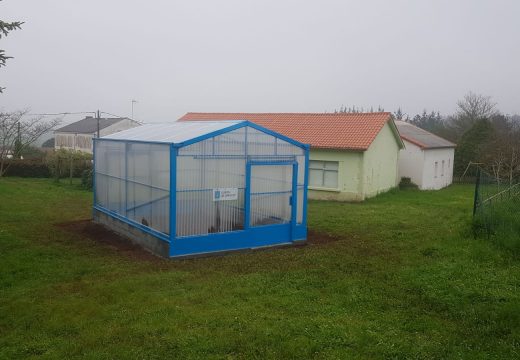 A Xunta instala no Colexio Rural agrupado de Coristanco un invernadoiro para formar os escolares en horta ecolóxica